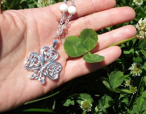 Přívěsek amulet jetele